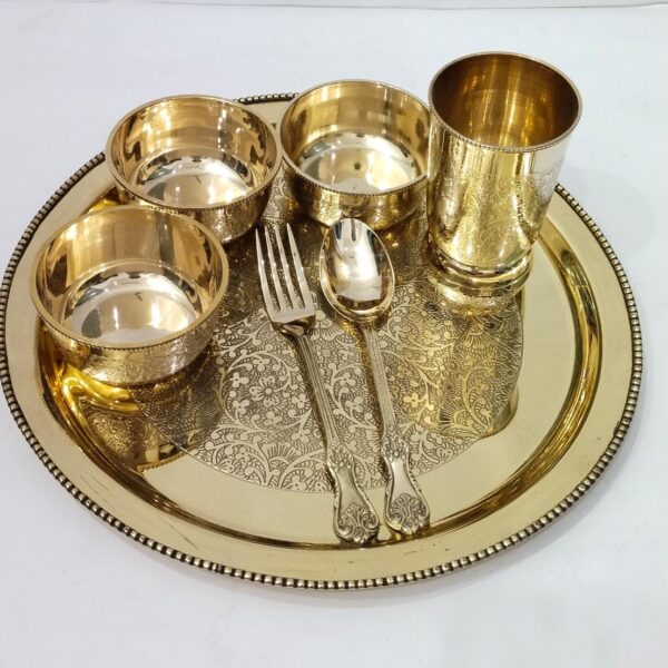 Small dinner set in brass