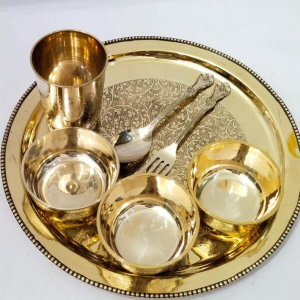 Small dinner set in brass