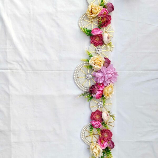 Roses and Circled Look Toran