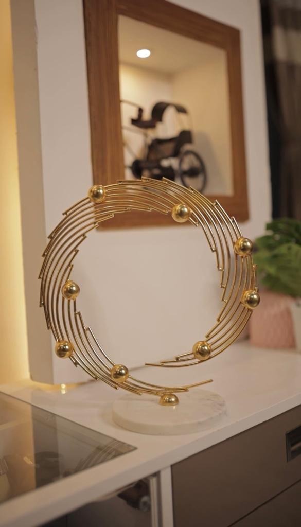 Metal Spinned Shape Table Decor Here we are with beautiful Table top decor , which can enhance any corner of your house & office premise. Material : Marble & iron Finish : Chrome electroplated Size : 12 inch dia Height : 13 inch