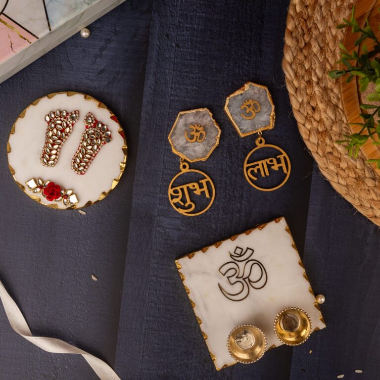 A beautiful Box curated for all your gifting needs. Pooja Essential series to make your festivities unique and full of Happiness. Includes Marble LAXMI CHARAN Marble roli chawal platter Gemstone Agate SHUBH LABH Size: 4 inches each, shubh labh: 3 inch each