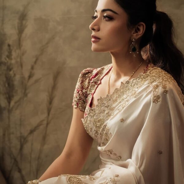 Elegant off-white silk fabric saree paired