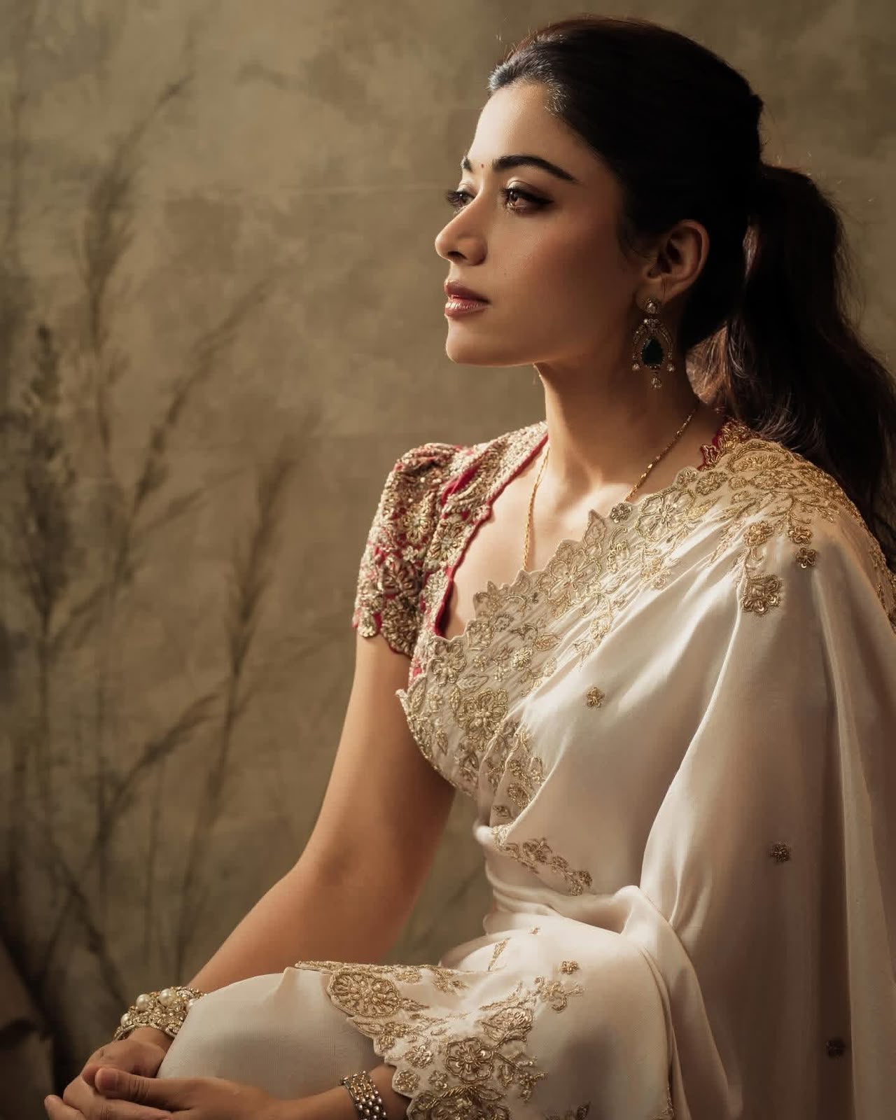 Elegant off-white silk fabric saree paired