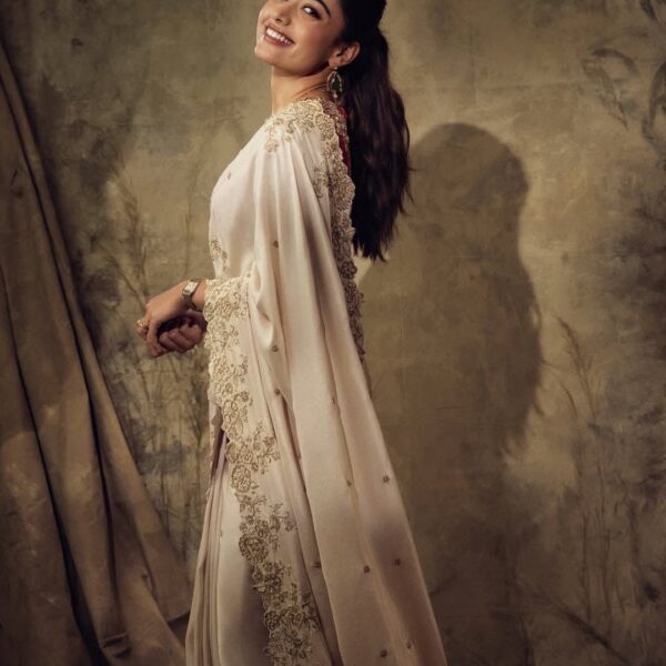 Elegant off-white silk fabric saree paired
