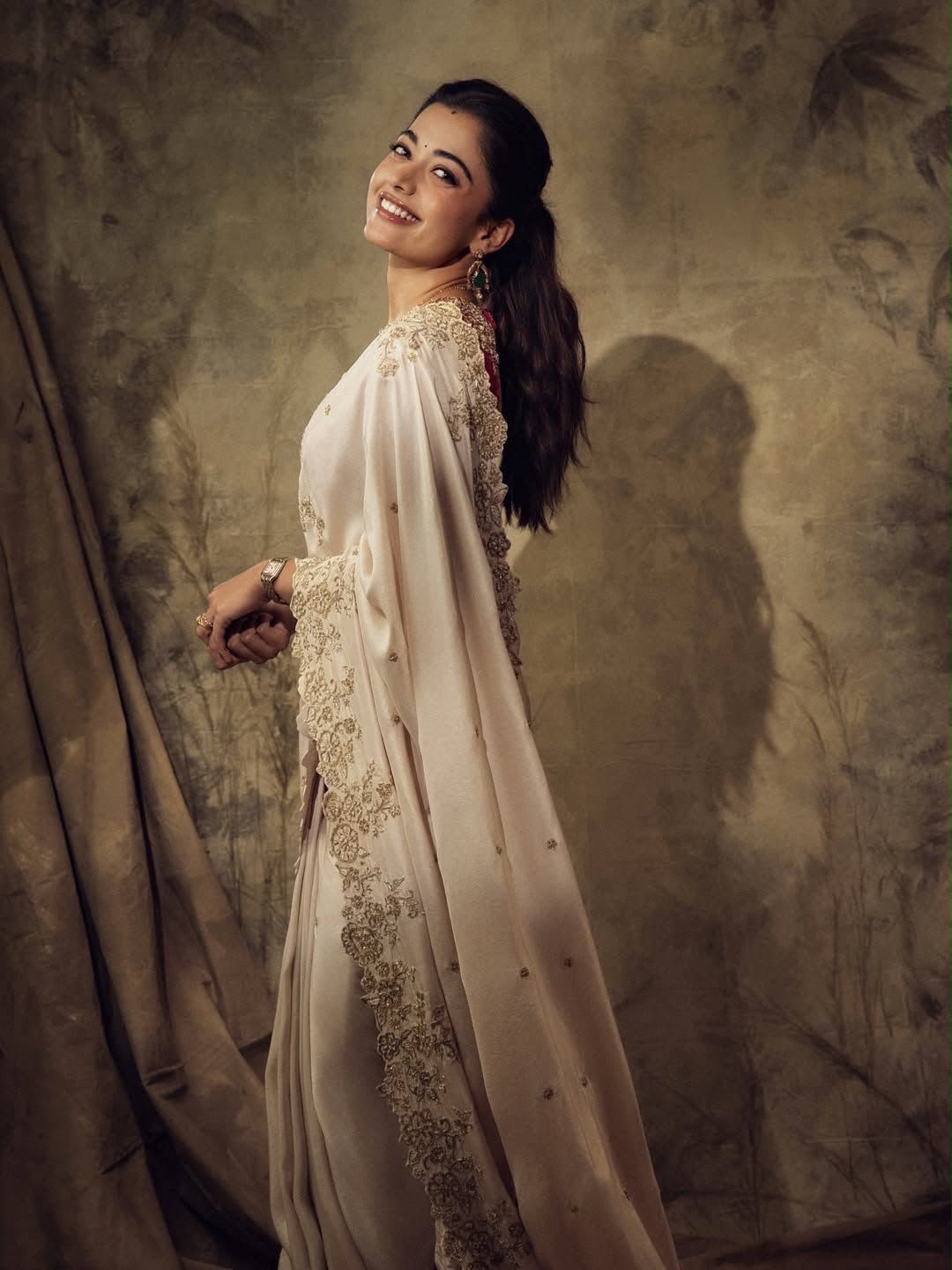 Elegant off-white silk fabric saree paired - Image 2
